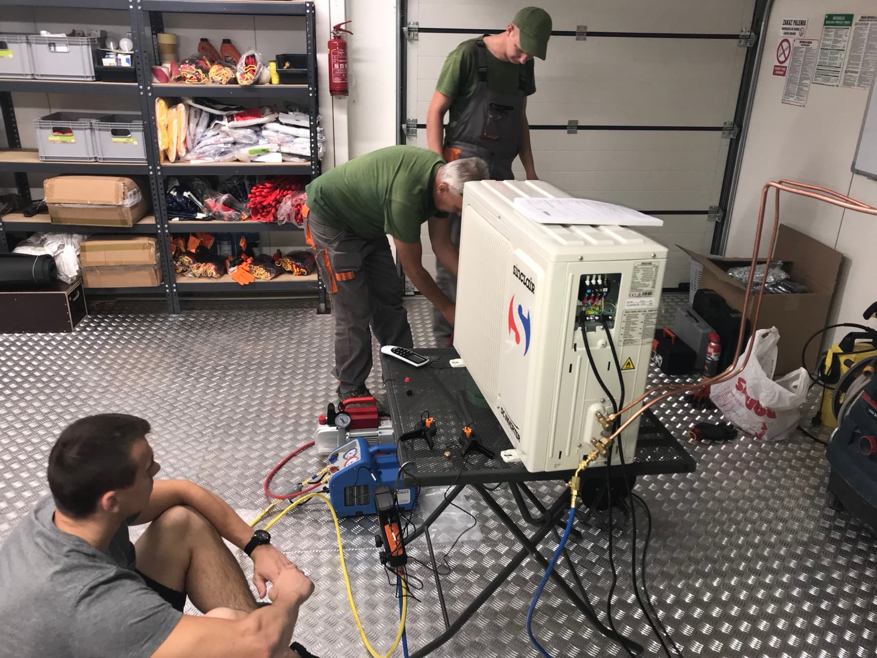 Prace techniczne przy urządzeniu HVAC w warsztacie